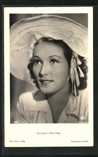 AK Schauspielerin Brigitte Horney mit sommerlichem Hut