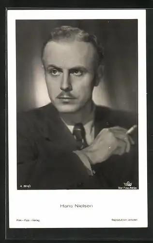 AK Schauspieler Hans Nielsen mit Zigarette in der Hand