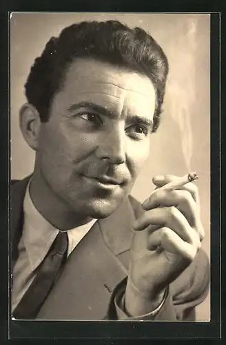 AK Schauspieler Ferenc Zenthe mit Zigarette in der Hand