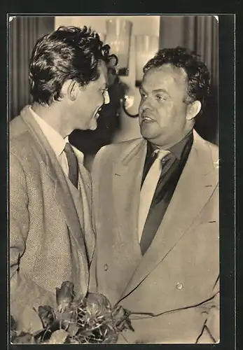 AK Schauspieler Gerard Philipe und Schauspieler Jochen Brockmann bei einem Treffen in Berlin