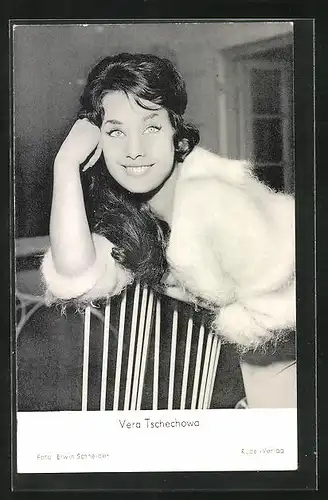 AK Schauspielerin Vera Tschechowa mit bezauberndem Lächeln