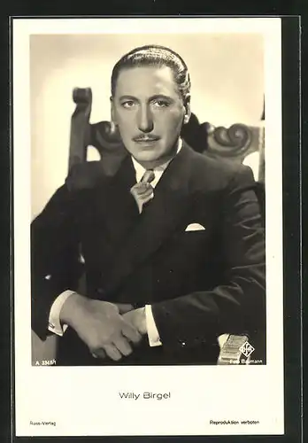 AK Schauspieler Willy Birgel auf einem Stuhl sitzend