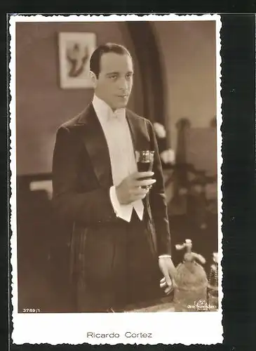 AK Schauspieler Ricardo Cortez im eleganten Abendanzug