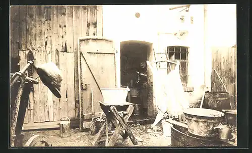 AK Fleischer bei der Hausschlachtung auf einem Hinterhof