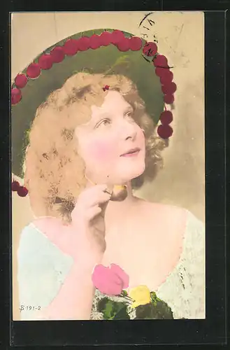 AK Rauchen, junge Dame mit Hut und Pfeife