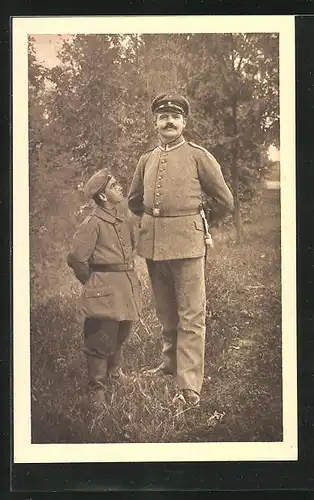 AK Riese, gross gewachsener Soldat und klein gewachsener Soldat in Uniform