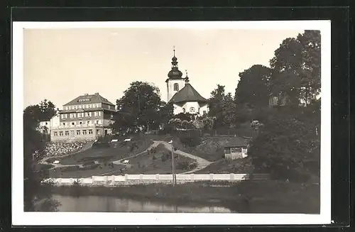 AK Rokitnitz / Rokytnice v Orlickych Horach, Blick vom Ufer zur Kapelle