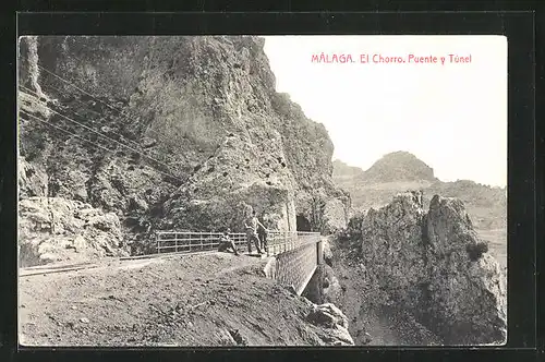 AK Malaga, El Chorro, Puente y Tunel, Wanderer machen eine Rast an einer Brücke über einer Schlucht