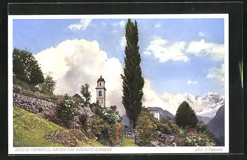 AK Soglio, an der Kirche mit Blick gegen die Bondascagruppe