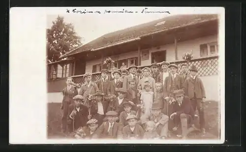 AK Ujezd, Gruppenfoto vor dem Haus