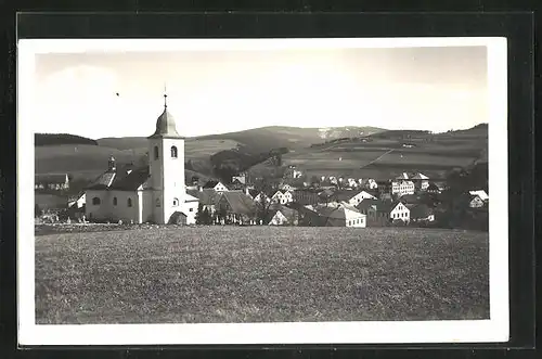 AK Giesshübel im Adlergebirge, Blick auf die Kirche und den kleinen Ort