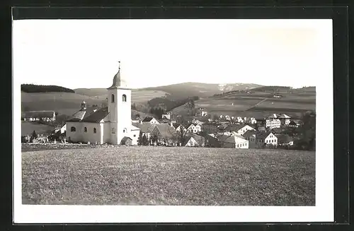 AK Giesshübel im Adlergebirge, auf dem Feld neben der Kirche am Ortsrand