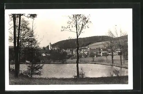 AK Giesshübel im Adlergebirge, Partie am Teich, Blick zur Kirche im Ort