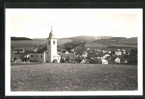 AK Giesshübel im Adlergebirge, Partie an der Kirche, Blick auf den Ort