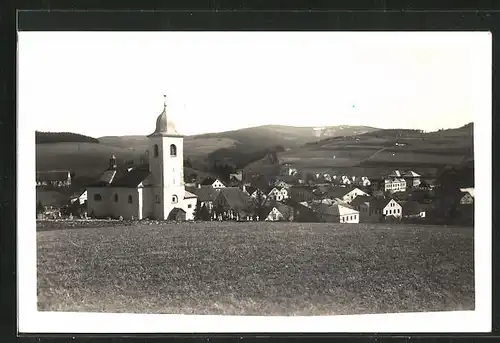 AK Giesshübel im Adlergebirge, Ortstotale mit der Kirche im Vordergrund