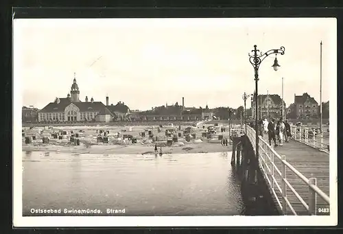 AK Swinemünde, Blick von der Seebrücke auf den Strand
