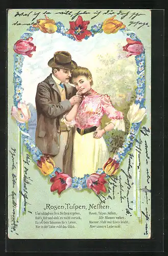 Präge-AK Liebespaar bei romantischem Beisammensein am Blumenstrauch, Herzrahmen aus Rosen, Tulpen und Nelken