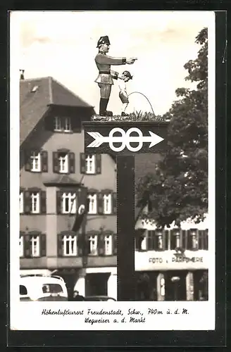 AK Freudenstadt, Wegweiser a. d. Markt, Polizist ermahnt einen Jungen beim Pinkeln