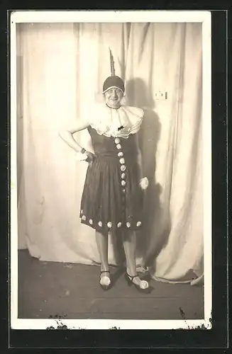 AK lächelnde Frau im Clownskostüm