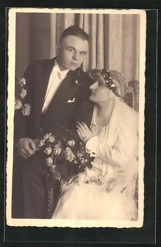 AK schönes Brautpaar in Hochzeitsmode mit Blumenstrauss