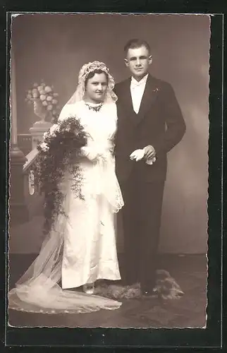 AK junges Brautpaar in eleganter Hochzeitsmode