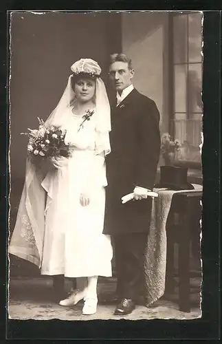 AK elegant gekleidetes Brautpaar mit Schleier und Blumen in Hochzeitsmode