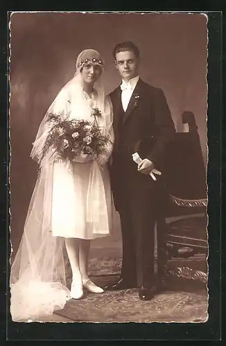 AK junges glückliches Brautpaar in eleganter Hochzeitsmode