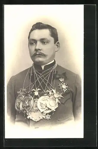 AK Schützenkönig mit Orden und Ehrungen