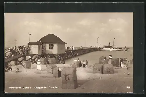 AK Dahme i. Holst., Dampfer legt an der Seebrücke an