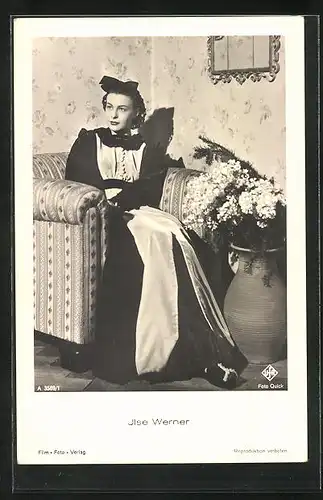 AK Schauspielerin Ilse Werner in einem Sessel sitzend