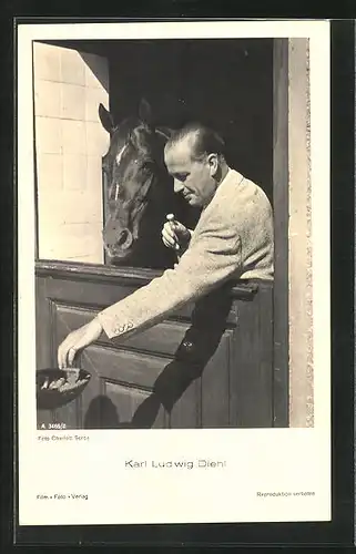 AK Schauspieler Karl Ludwig Diehl füttert ein Pferd
