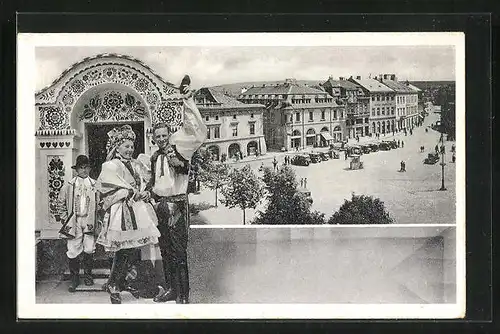 AK Uh. Hradiste, Paar in Tracht, Stadtplatz & Hotel