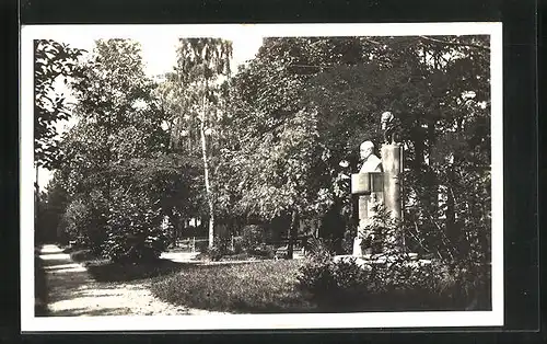 AK Val. Mezirici, Parkidylle mit Denkmal