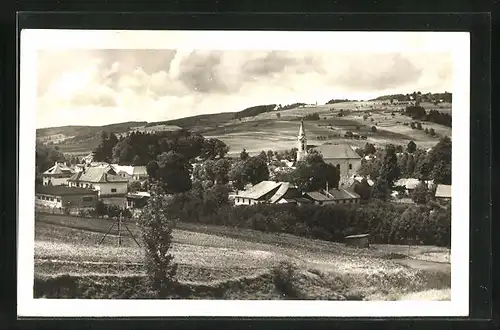 AK Hostalkova, Blick auf den kleinen Ort und die Kirche