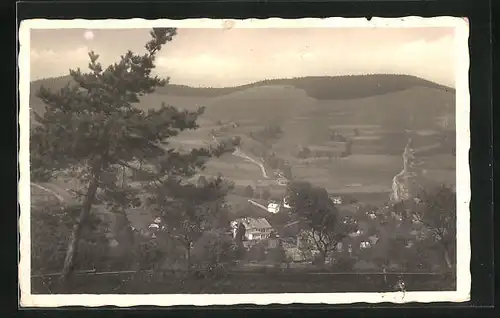 AK Zdechov na Valassku, Blick auf die Ortschaft im Tal