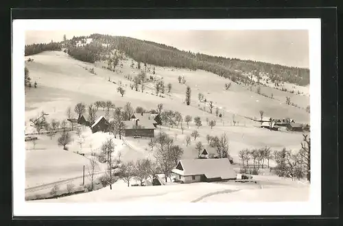 AK Velke Karlovice, Blick auf den eingeschneiten Hang mit den Hütten