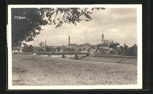 AK Pribor, Partie am Ufer, Blick über die Brücke auf die Stadt