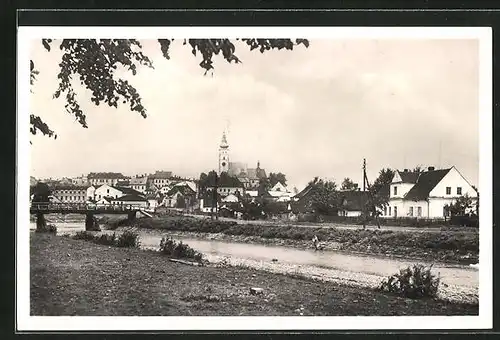 AK Freiberg im Ostsudetengau, Panoramader Stadt vom Flussufer aus, Blick zur Kirche
