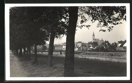 AK Pribor, Stadtansicht mit der Kirche vom Kanalufer aus