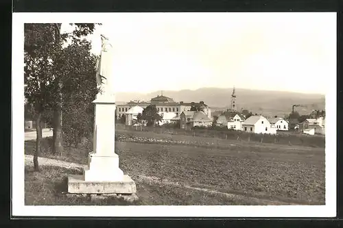 AK Pribor, die Statue am Feldrand, Blick auf den Ort