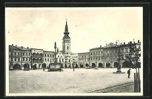 AK Neu-Titschein, am Brunnen auf dem Stadtplatz, Blick zum rathaus