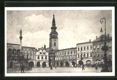 AK Neutitschein, auf dem Platz, Passant vor dem Rathaus