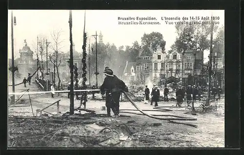 AK Bruxelles, Exposition, l'Incendie des 14-15 Aout 1910, vue vers le grand portique