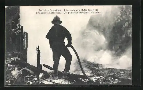 AK Bruxelles, Exposition, l'Incendie des 14-15 Aout 1910, un Pompier arrosant le brasier