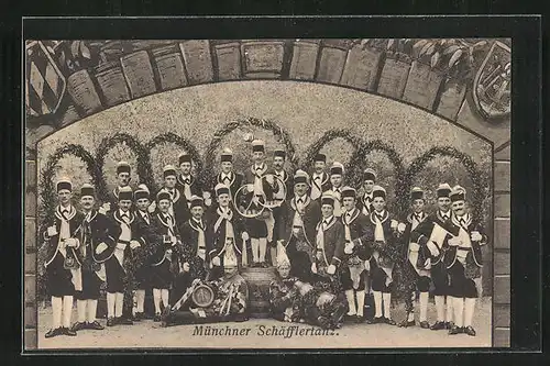 AK München, Schäfflertanz mit Gruppenbild der Reifschwung-Gruppe