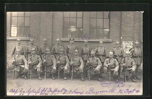 Foto-AK Bayreuth, Soldaten in Uniform mit Pickelhauben und Gewehren vor einem Haus