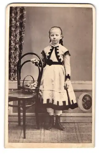 Fotografie Hermann Hampel, Schönlinde, Portrait junges Mädchen im modischen Kleid