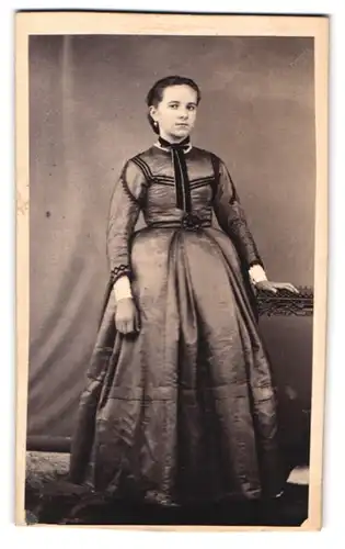 Fotografie unbekannter Fotograf und Ort, Portrait junge Dame im Kleid