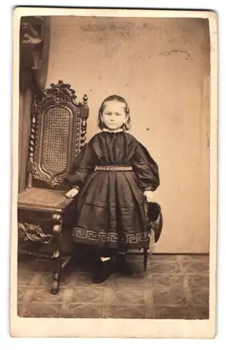 Fotografie unbekannter Fotograf und Ort, Portrait kleines Mädchen im modischen Kleid