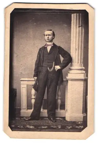 Fotografie unbekannter Fotograf und Ort, Portrait junger Herr in modischer Kleidung